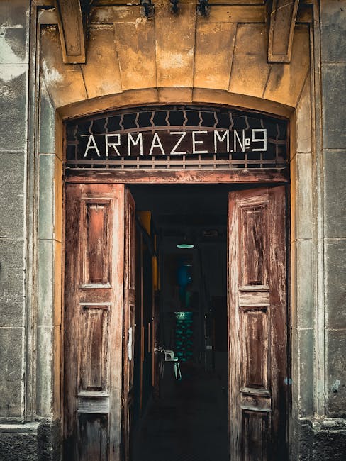 Armazem wooden door